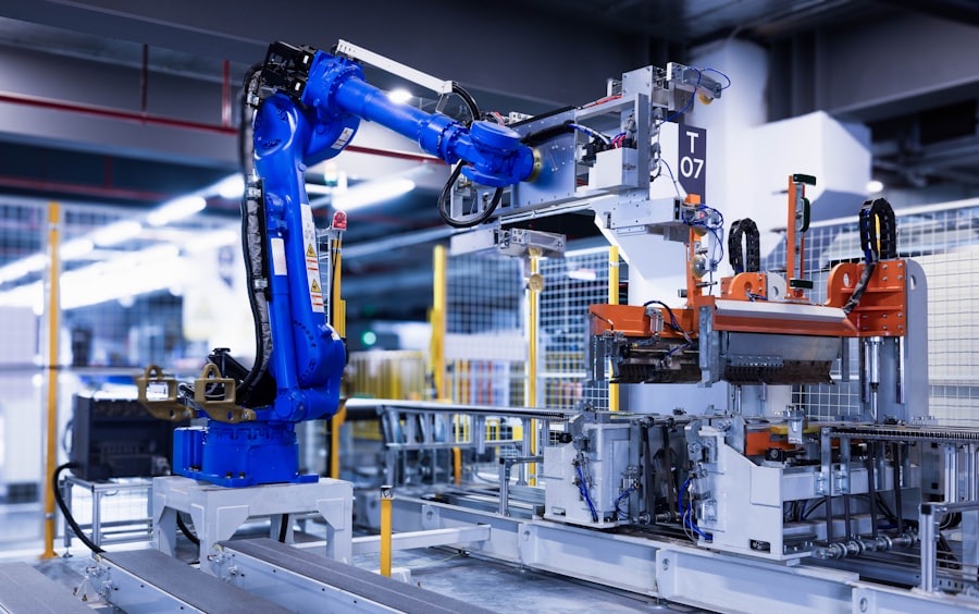 Braço robótico azul manipulando peça em linha de produção automatizada
