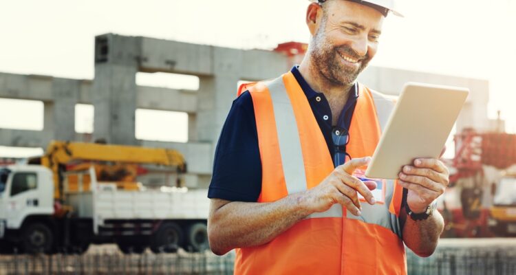 Homem no canteiro de obras digital