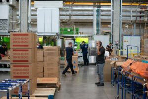 ¿Cómo ayuda la planificación de la producción a la gestión de materiales en la industria?