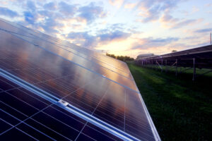 ¿Cuáles son los beneficios de la energía solar en la industria?